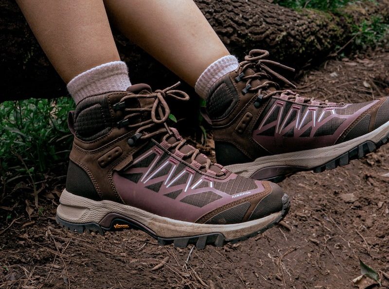 SEPATU TREK